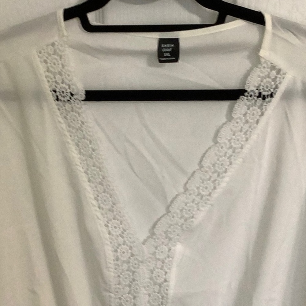 ❤️ SHEIN “Curve” off white s/s blouse, V-neck accented with lace, size 1XL.